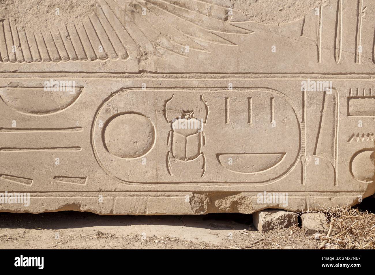 El cartucho de Tutankamón en un bloque de piedra en el templo de Karnak, Luxor, Egipto Foto de stock
