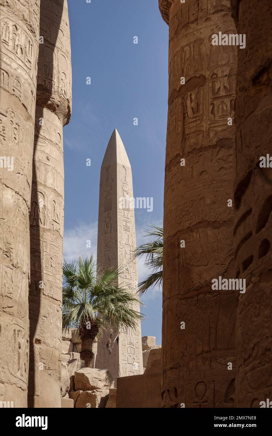 Obelisco visto a través de columnas, Templo de Karnak, Luxor, Egipto Foto de stock