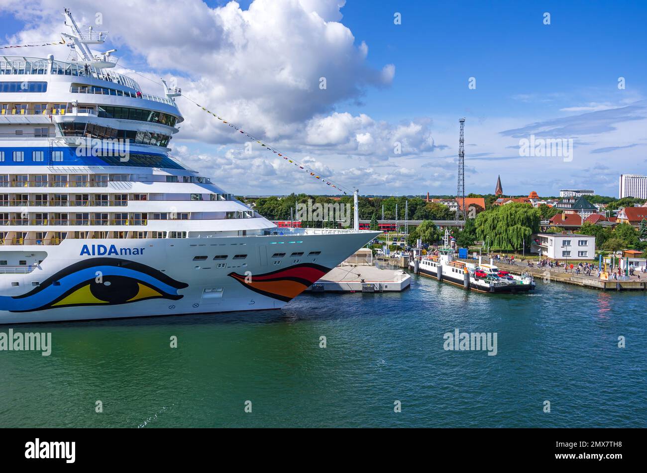 El crucero 'AIDAmar' en el muelle del Warnemunde Cruise Center en el puerto  de Rostock-Warnemunde, Mecklemburgo-Pomerania Occidental, Alemania  Fotografía de stock - Alamy