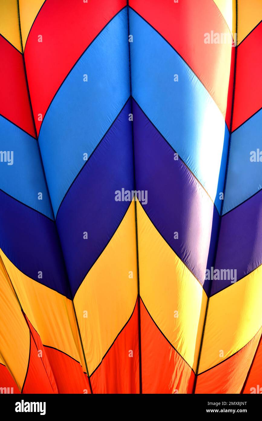 El primer plano del globo de aire caliente muestra el diseño geométrico. Imagen de fondo colorida. Foto de stock