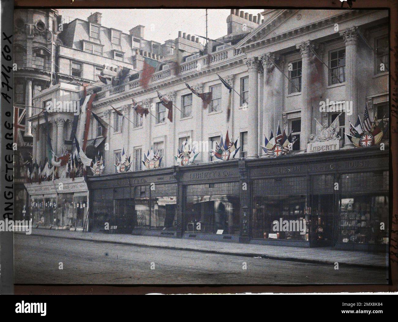 Londres, Inglaterra The Liberty store on Regent Street , 1919 - England - Fernand Cuville - (julio 18-23) Foto de stock