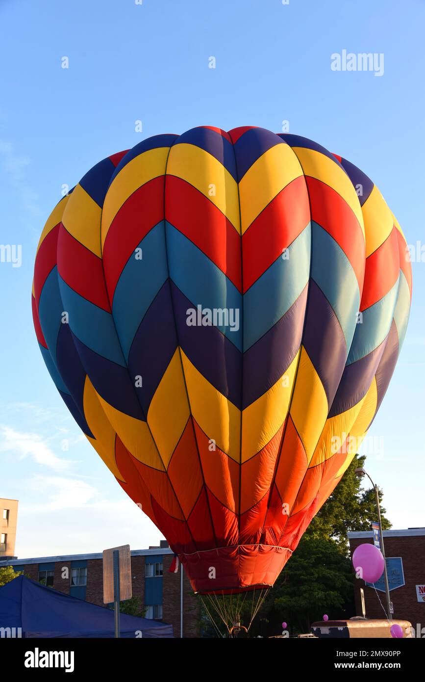 Globos aerostáticos flotan, inflados y listos para el vuelo en el Festival de Globos Aerostáticos de Kingsport, Tennessee. Foto de stock