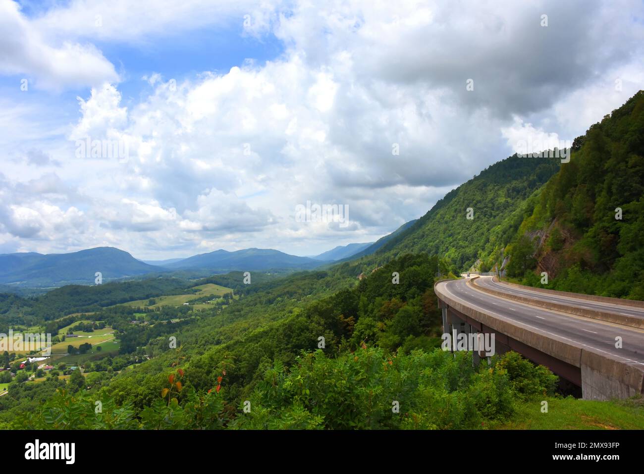 James Walker Roberson Memorial Scenic Drive se curva alrededor de las montañas Apalaches en Virginia, al sur de Norton. El cielo está nublado con una mirada azul Foto de stock