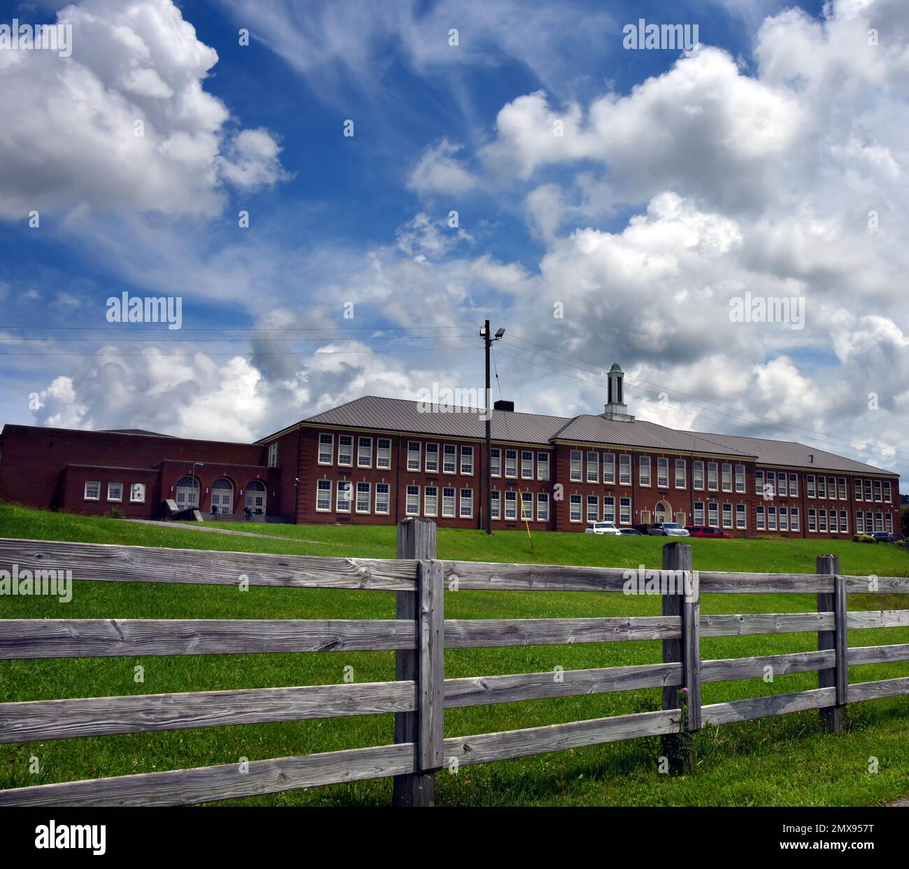 Castlewood High School and Elementary se encuentra en Virginia. El edificio de ladrillo rojo de