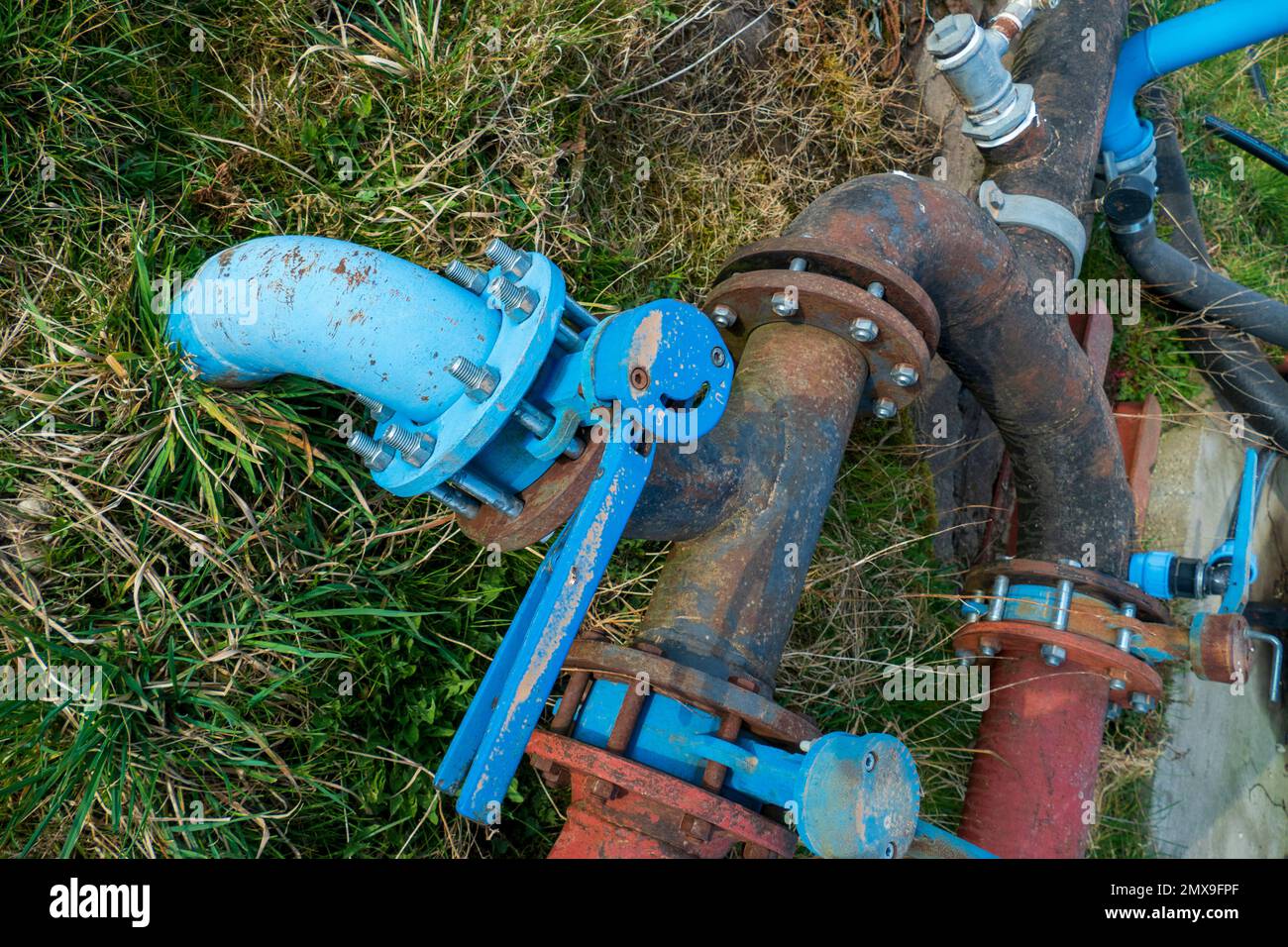 Metall Rohre, Gas Pipeline o Bewässerung einemFeld Foto de stock