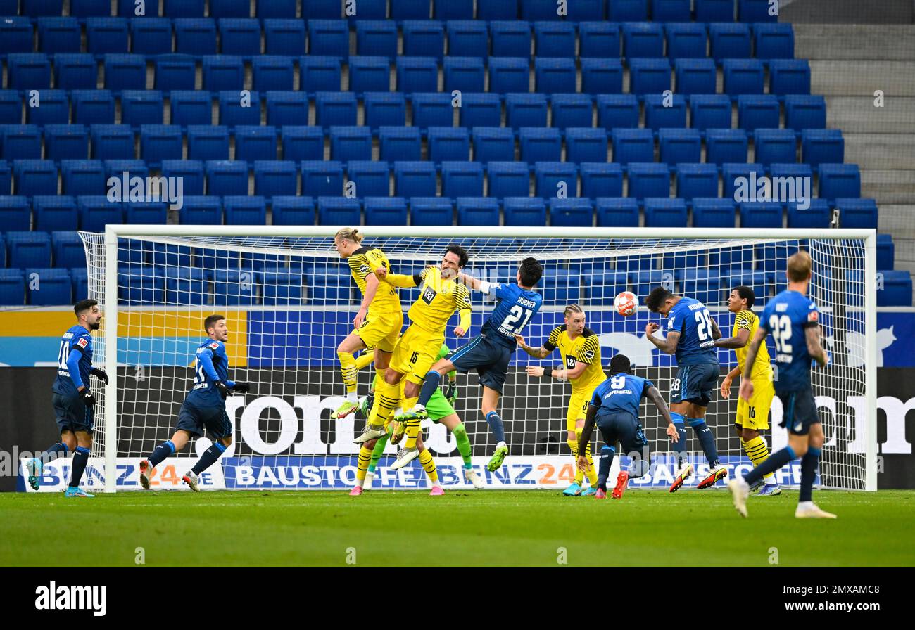 Escena del área de penalti, escena del área de gol, Chris Richards TSG 1899 Hoffenheim en duelo de cabeza, duelo, acción con Marius Wolf BVB Borussia Dortmund, Mats Foto de stock