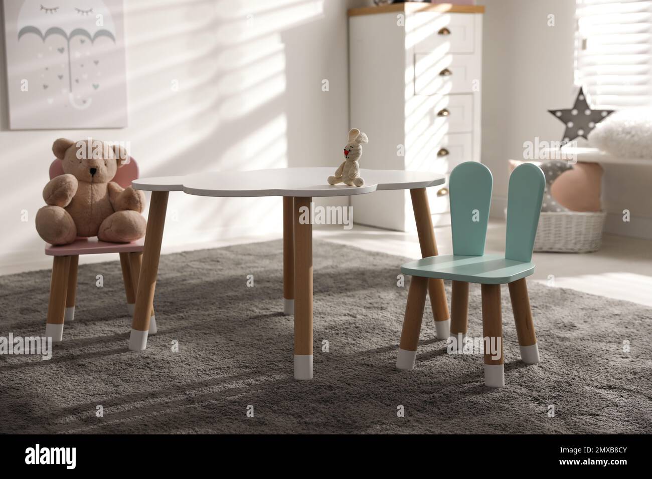 Pequeña mesa y sillas con orejas de conejo en el interior de la habitación  de los niños Fotografía de stock - Alamy