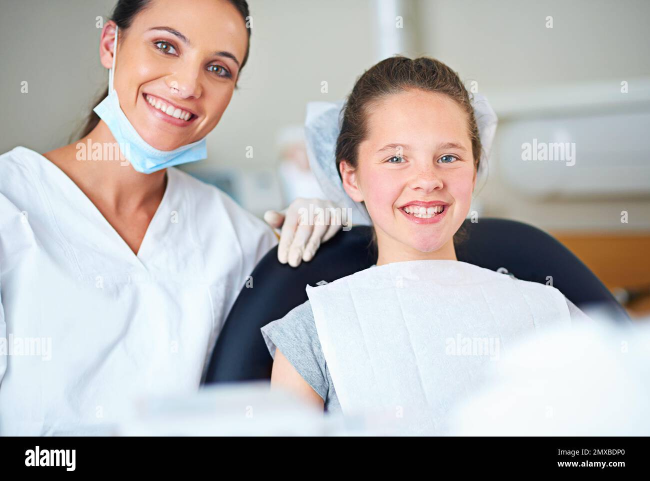 Mi dentista es el mejor. Retrato de un dentista femenino y el niño en