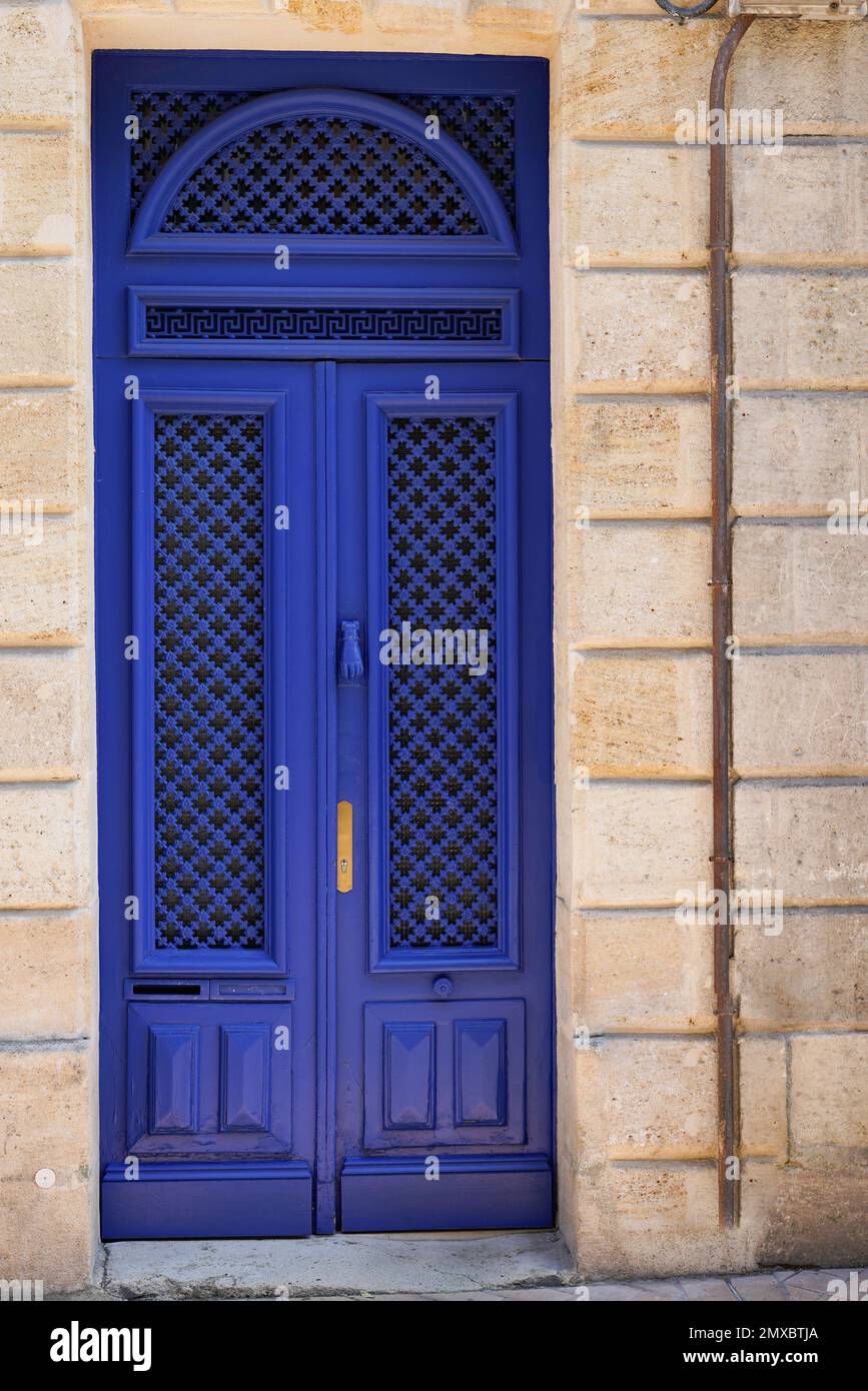 Detalle arquitectónico de una puerta con un relieve ornamental de piedra  tallada por encima de las puertas de madera doble en Praga, República Checa  Fotografía de stock - Alamy
