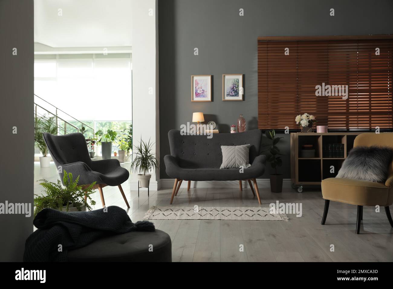 Elegante sala de estar y hall en la casa espaciosa. Diseño de interiores  Fotografía de stock - Alamy