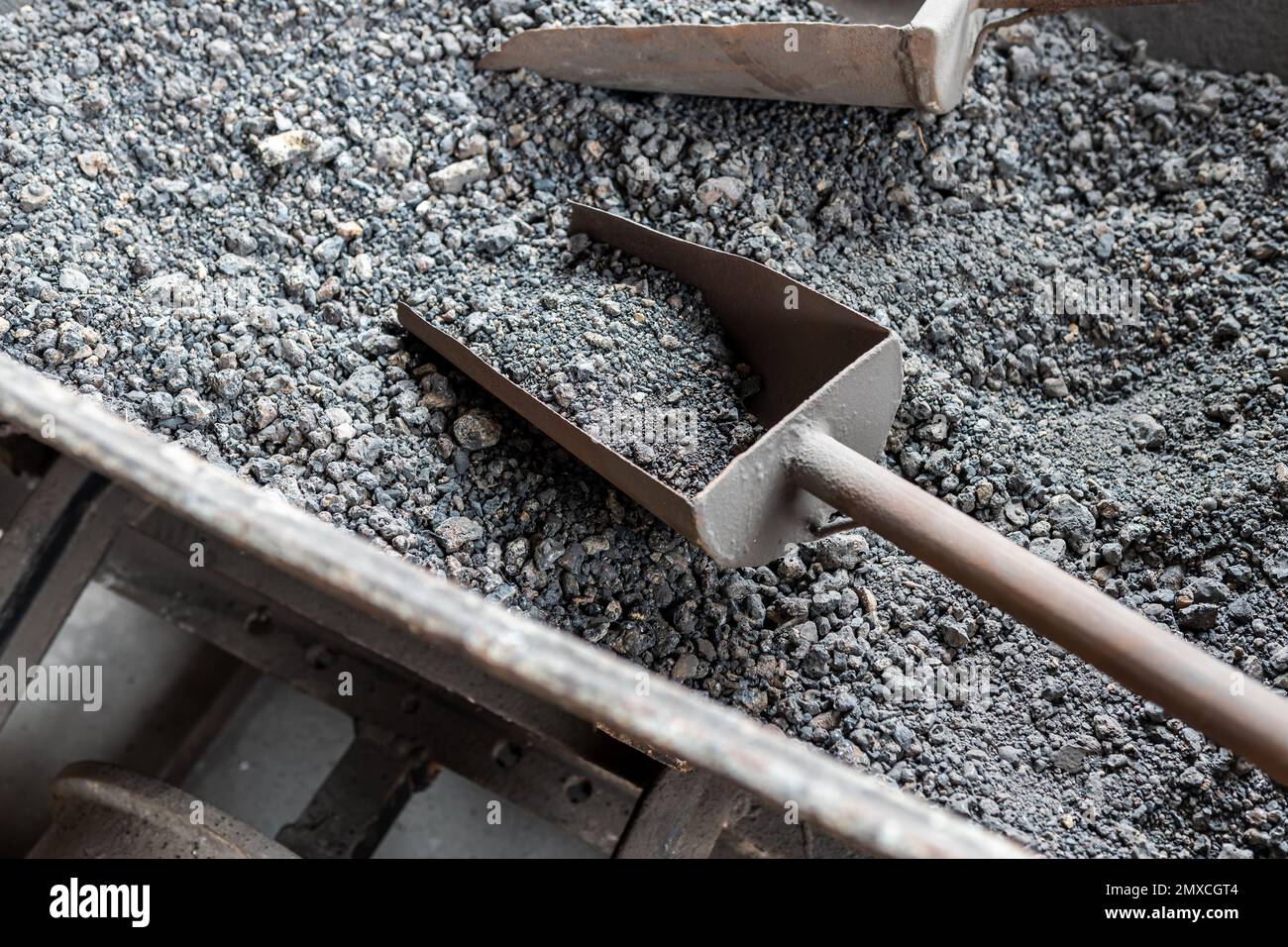 Una pila de calamina (mineral de zinc) con una antigua pala y un fragmento  de un vagón minero. Historia de la industria metalúrgica Fotografía de  stock - Alamy
