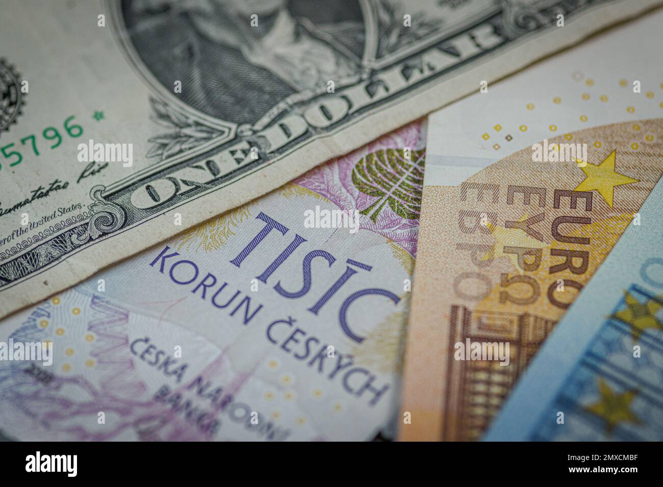 Billetes en euros y corona checa y en dólares de diferente valor, en Praga,  República Checa, 30 de enero de 2023. (Foto CTK/Martin Macak Gregor  Fotografía de stock - Alamy