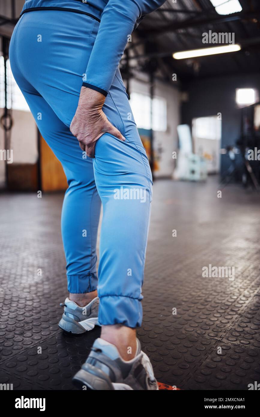 Dolor de piernas, lesiones y accidentes en un gimnasio después de hacer  ejercicio, entrenamiento o entrenamiento deportivo con moretones. Fitness,  deportes y mujer atleta cojeando de un hinchado Fotografía de stock -