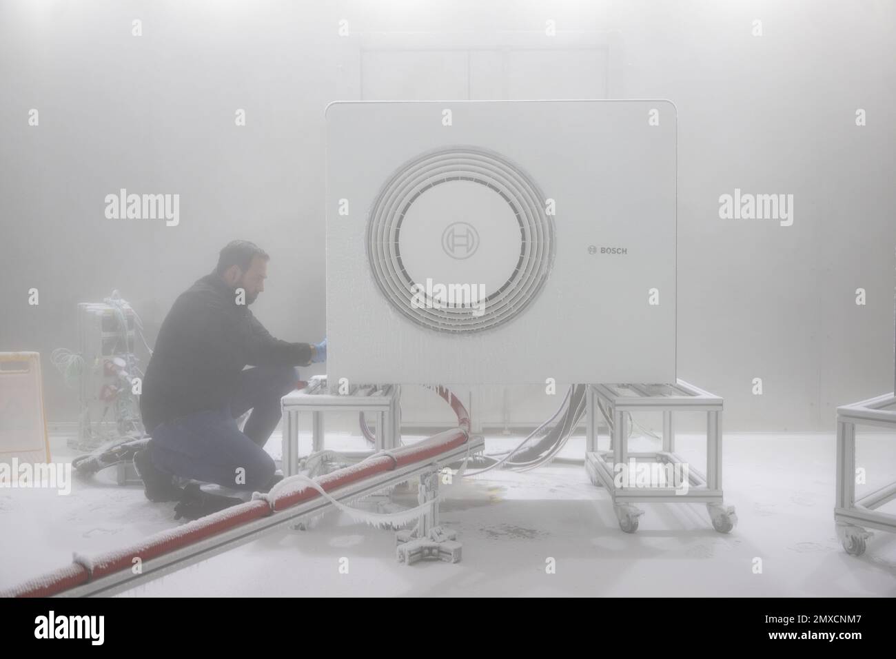 Wernau, Alemania. 31st de enero de 2023. Un empleado de Bosch Thermotechnik  GmbH abre la carcasa de una bomba de calor Bosch en una cámara climática.  Las bombas de calor Bosch se