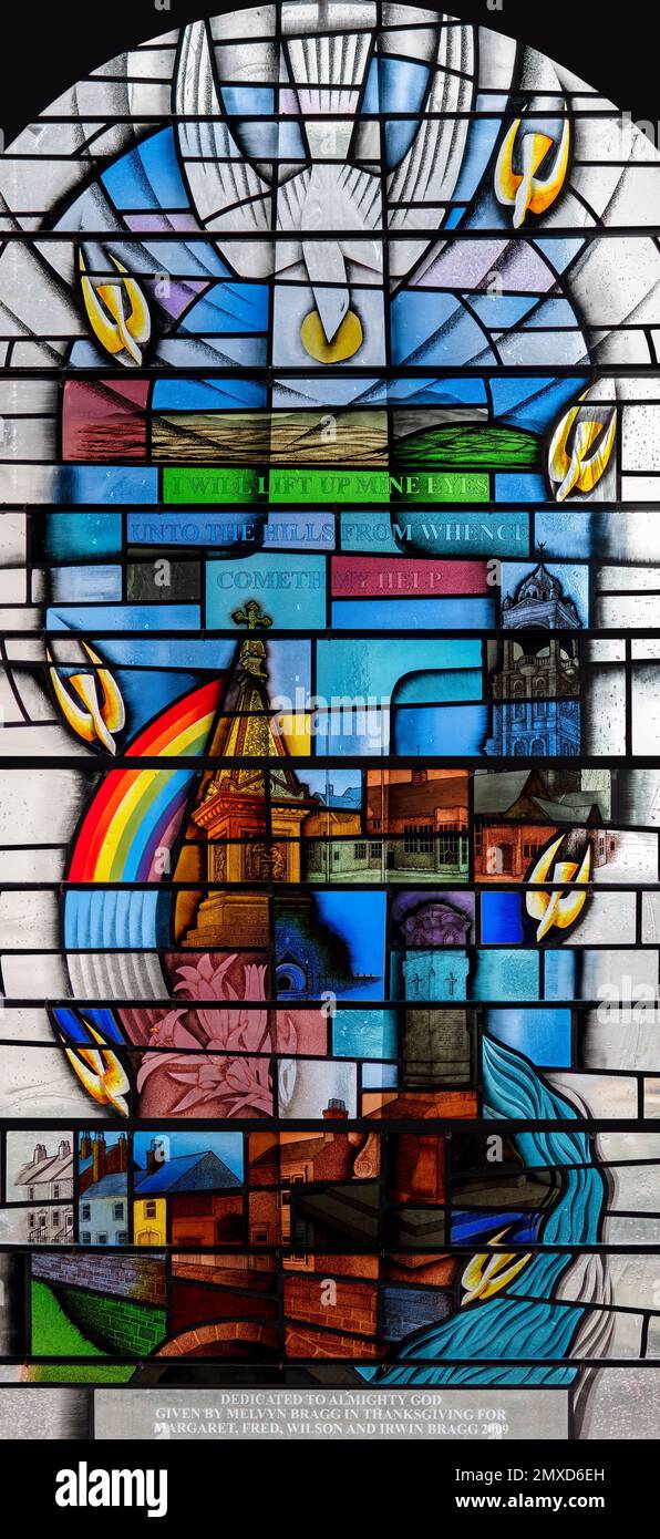 La luz de la mano derecha de las ventanas de la familia Bragg, Dios el Espíritu Santo, Iglesia de Santa María, Wigton, Cumbria, Reino Unido Foto de stock