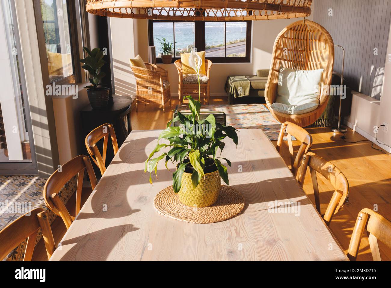 Vista general del interior del comedor de lujo con mesa y sillas Foto de stock