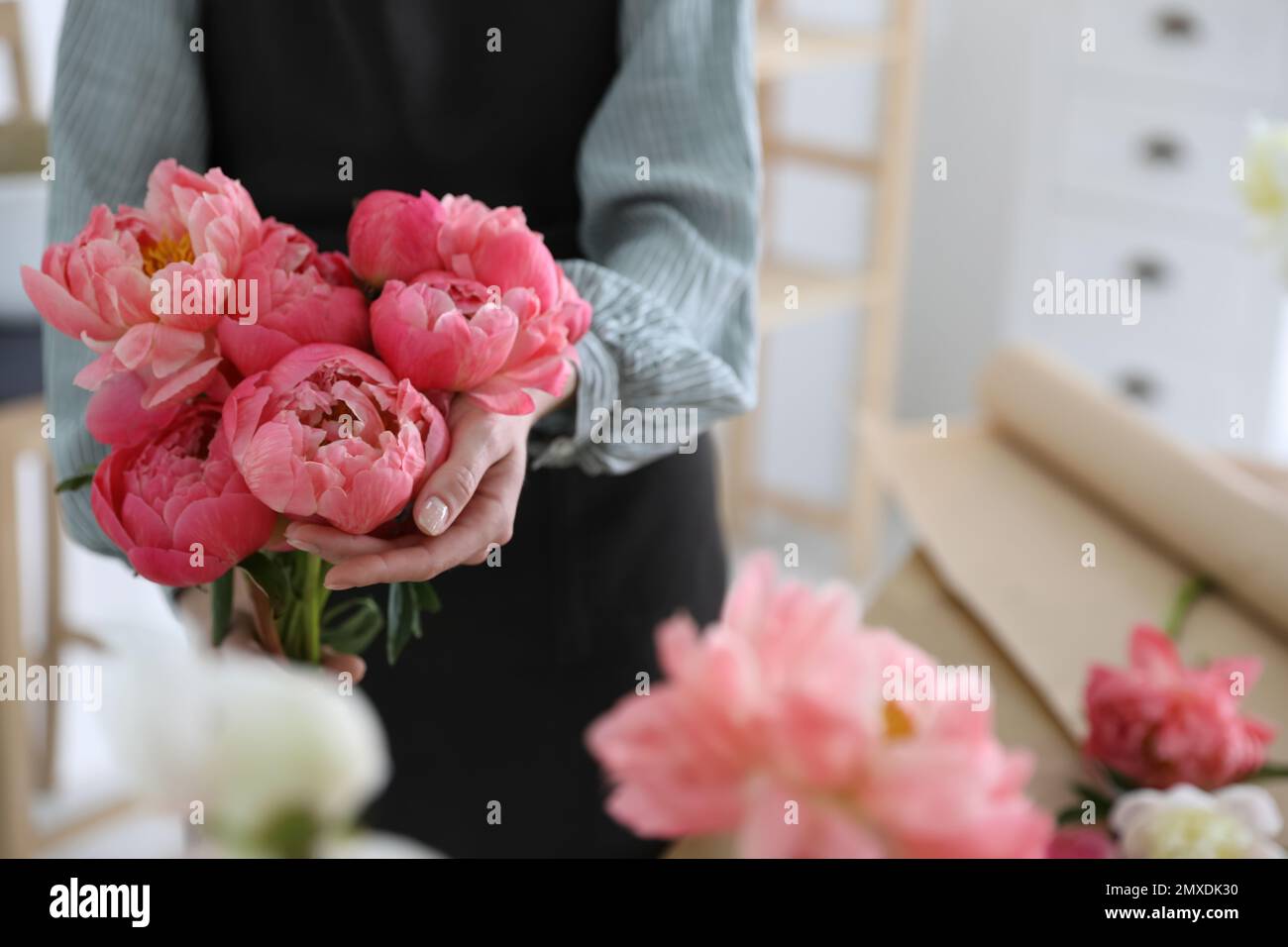 Floristería con hermoso ramo de peonía en el interior, primer plano  Fotografía de stock - Alamy