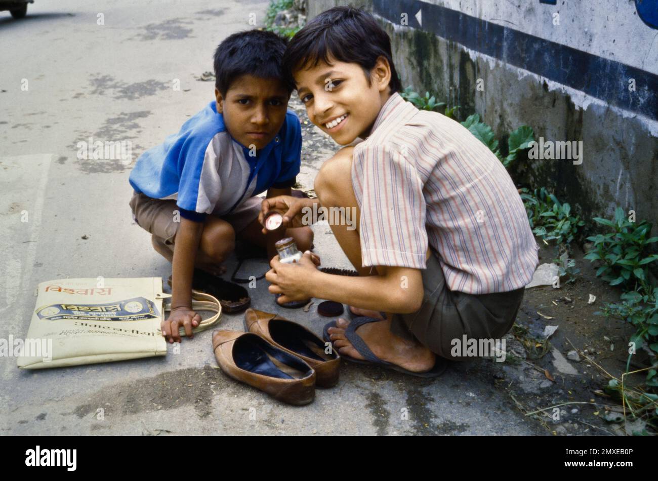 Histórico, Archivo Imagen de dos niños de zapatero puliendo Un par de  zapatos sonriendo a la cámara, Pushkar, Rajasthan, India 1990 Fotografía de  stock - Alamy