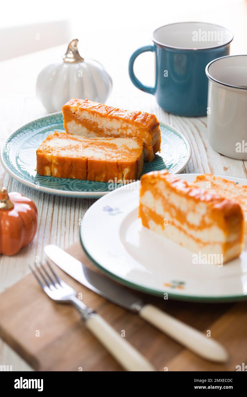 cazuela de queso cottage con calabaza y café para el desayuno Foto de stock