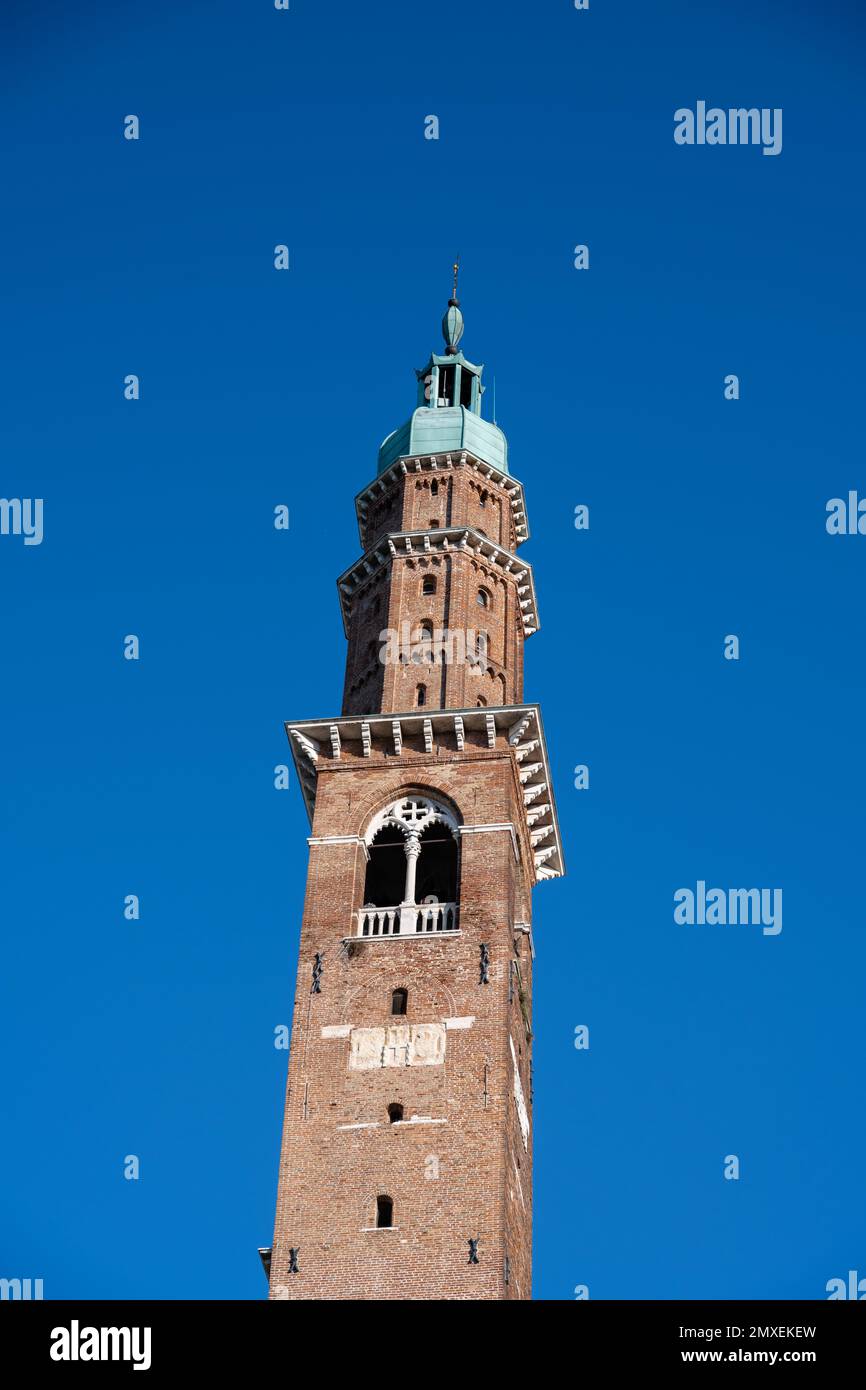 Torre Bissara en Vicenza, Italia con vistas a la Piazza dei Signori, junto a la Basílica Palladiana Foto de stock