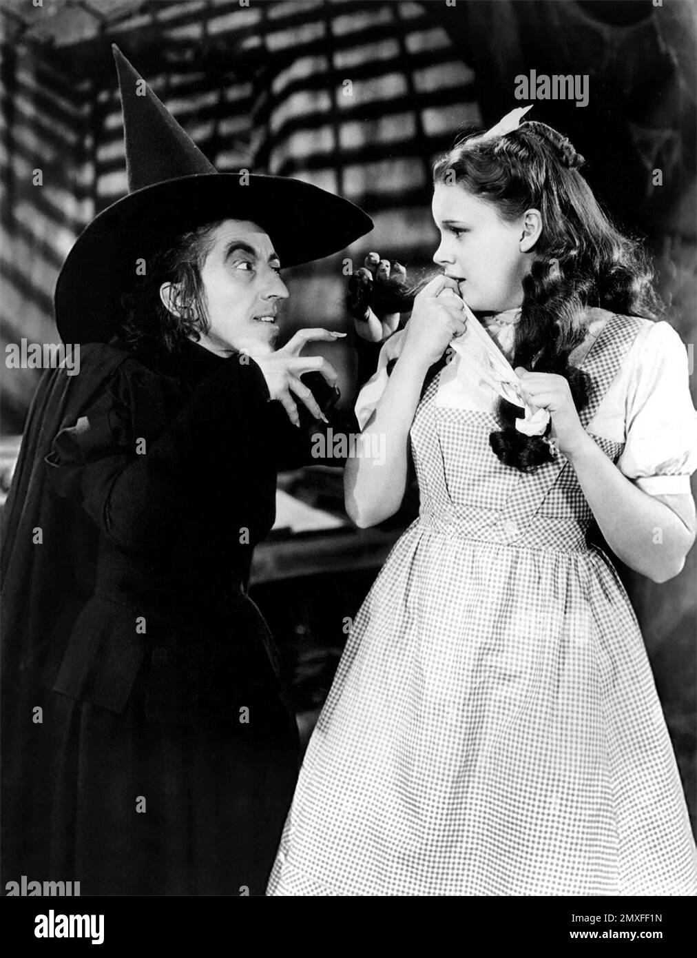 Margaret Hamilton y Judy Garland. Publicidad de El Mago de Oz mostrando a Margaret Hamilton (1902-1985) como la Bruja Malvada del Oeste y Judy Garland (1922-1969) como Dorothy Gale, 1939 Foto de stock
