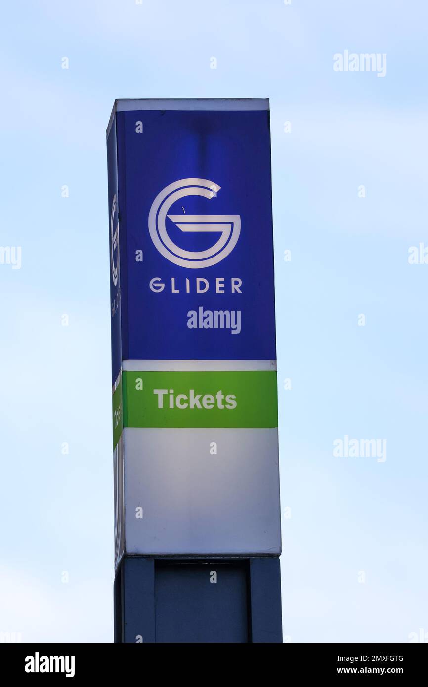 Señal de parada de autobús Glider en Belfast para billetes de Glider en