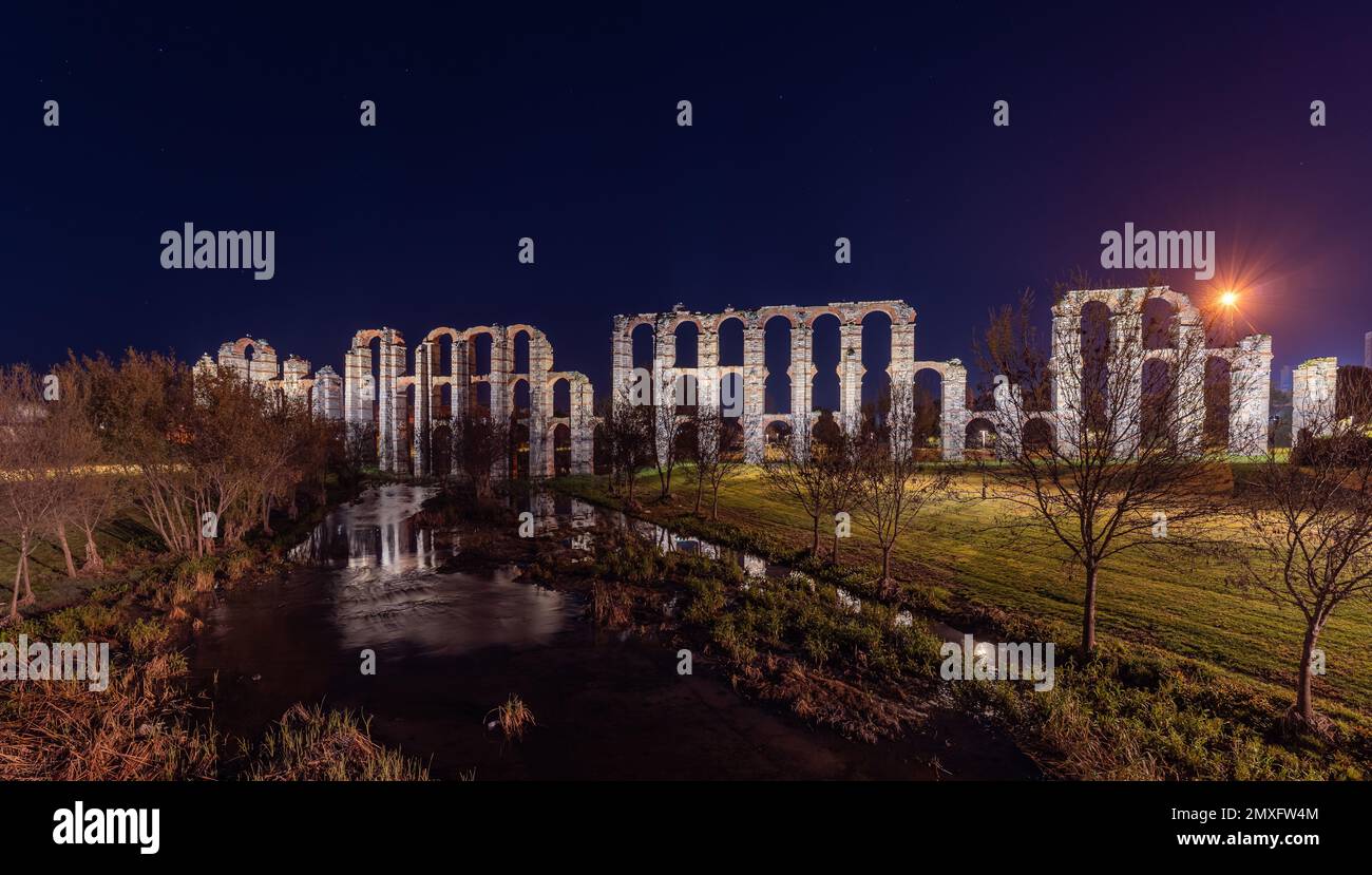 Vista nocturna del acueducto romano llamado Los Milagros, en Mérida Foto de stock
