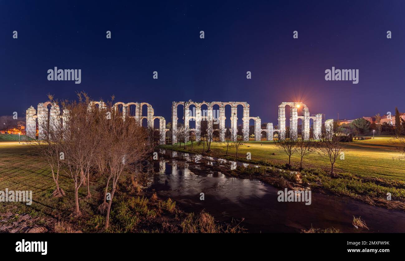 Vista nocturna del acueducto romano llamado Los Milagros, en Mérida Foto de stock