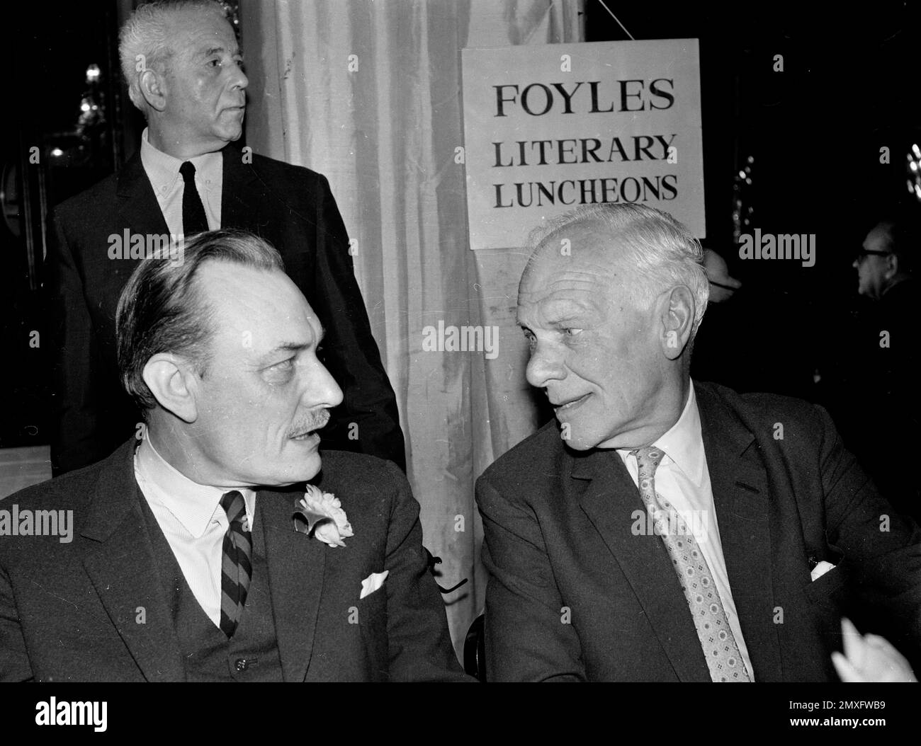El político británico Enoch Powell y el periodista Malcolm Muggeridge en el almuerzo literario de Foyles en Londres 1969 Foto de stock