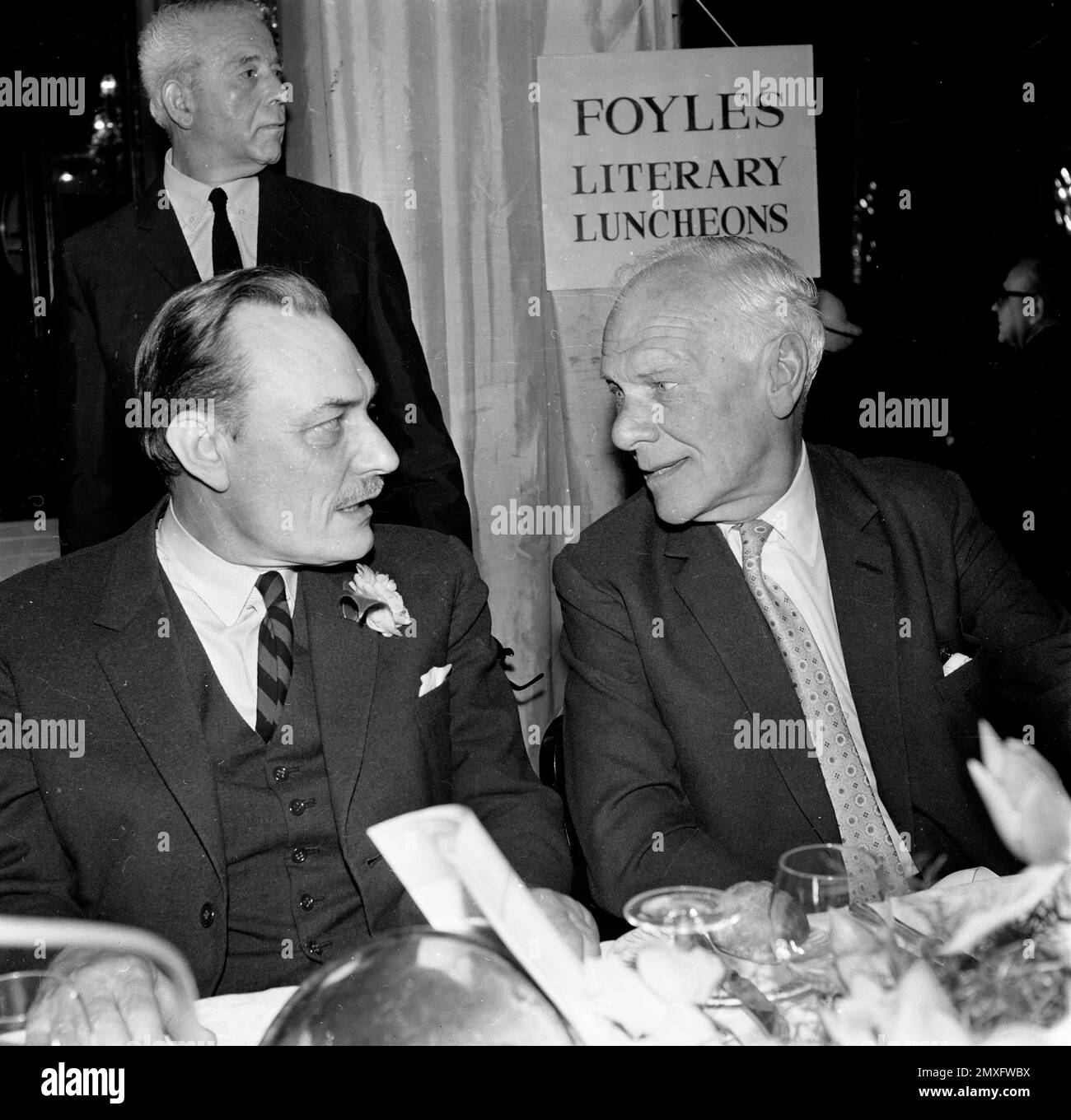El político británico Enoch Powell y el periodista Malcolm Muggeridge en el almuerzo literario de Foyles en Londres 1969 Foto de stock