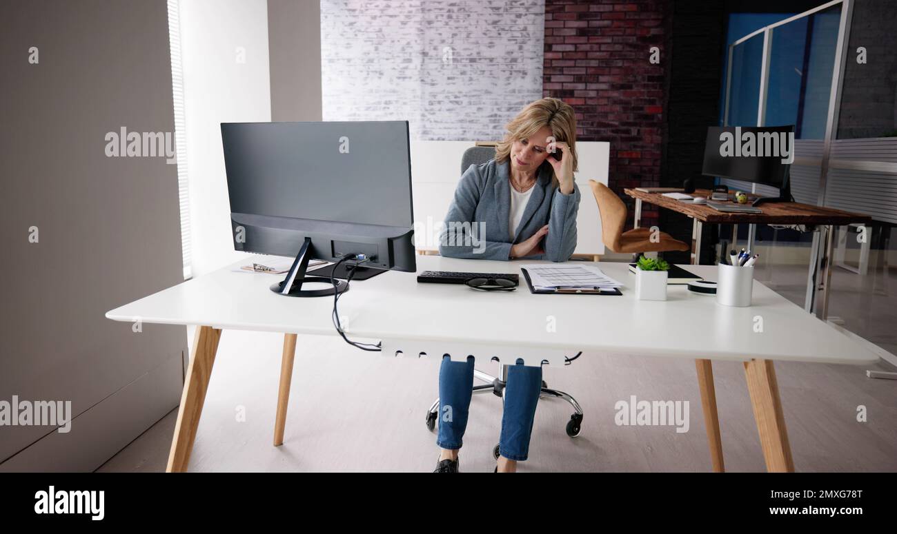 Mujer empleada enferma estresada en el escritorio de la computadora  Fotografía de stock - Alamy