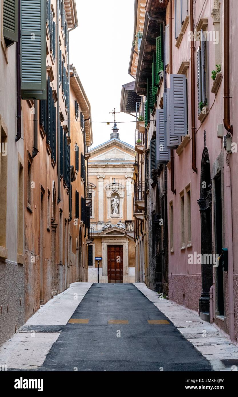 Calle estrecha en la ciudad de Verona. Foto de stock