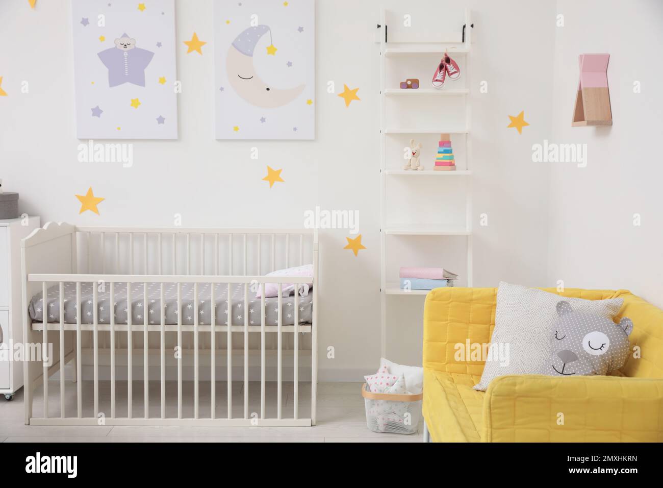 Elegante interior de la habitación del bebé con cuna y sofá Fotografía de  stock - Alamy