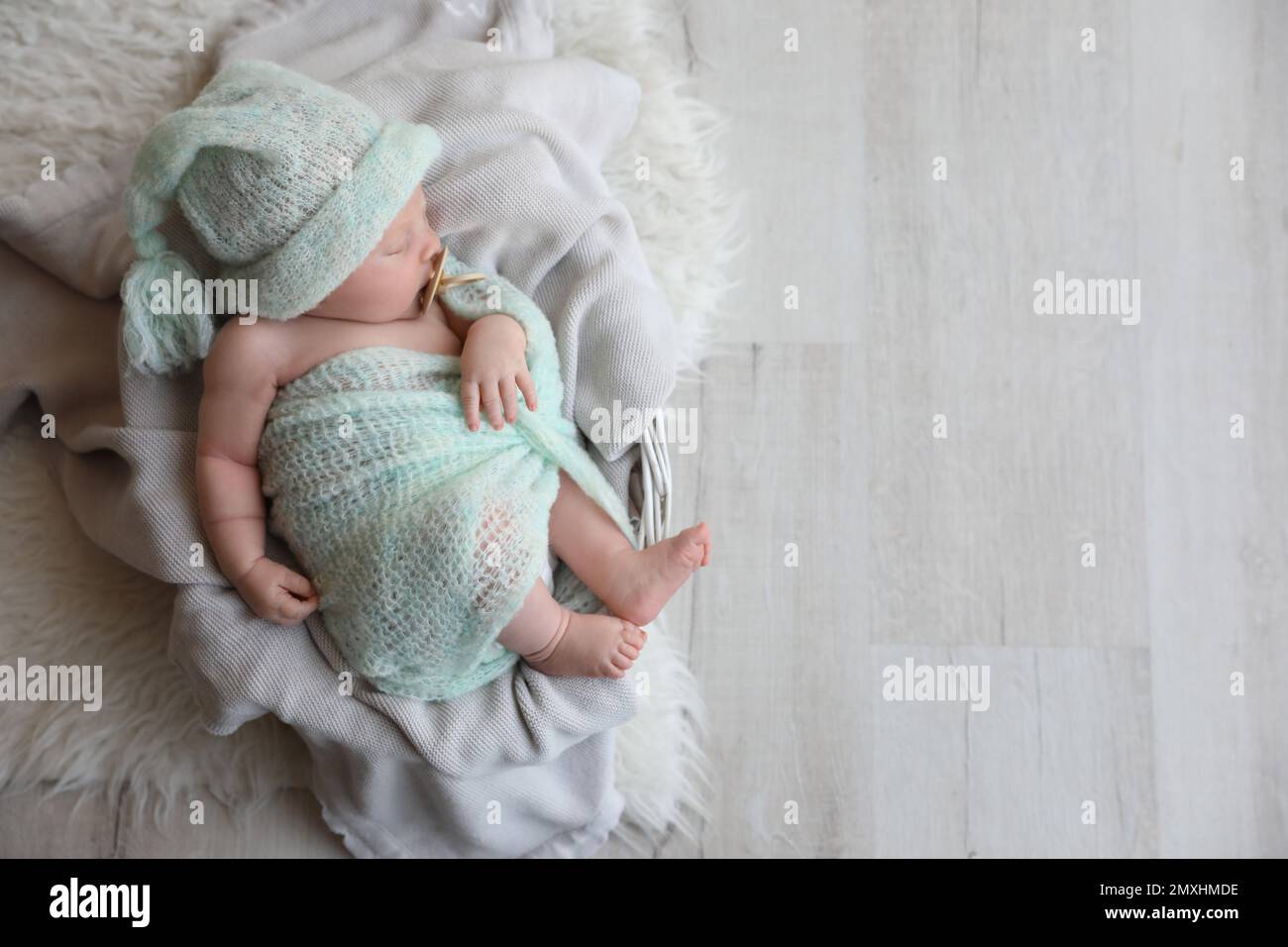 Bebé Recién Nacido Durmiendo En Una Canasta Después Del Lavado Fotos,  retratos, imágenes y fotografía de archivo libres de derecho. Image 43870214