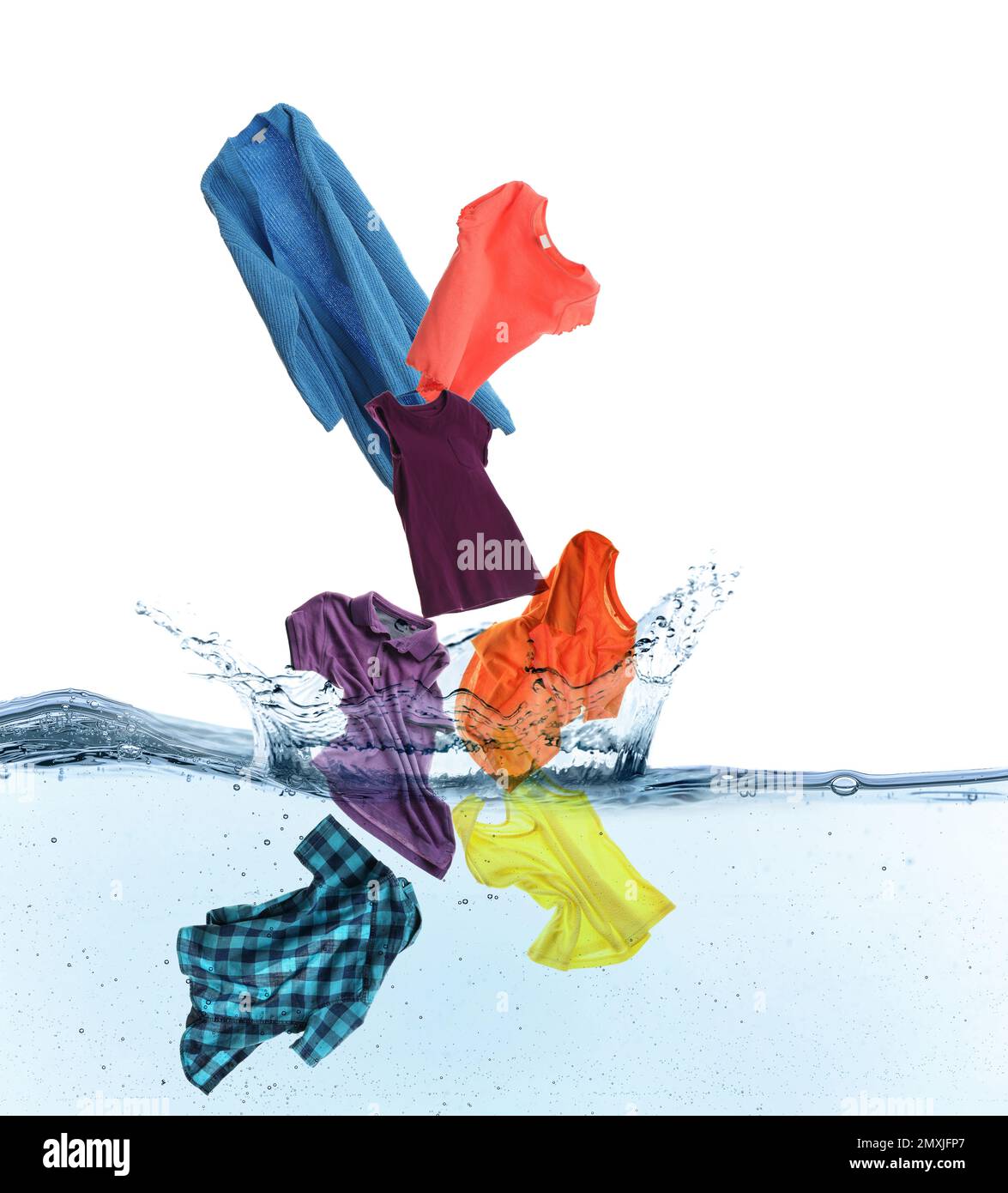 Diversa ropa que cae en el agua contra el fondo blanco Fotografía de stock  - Alamy