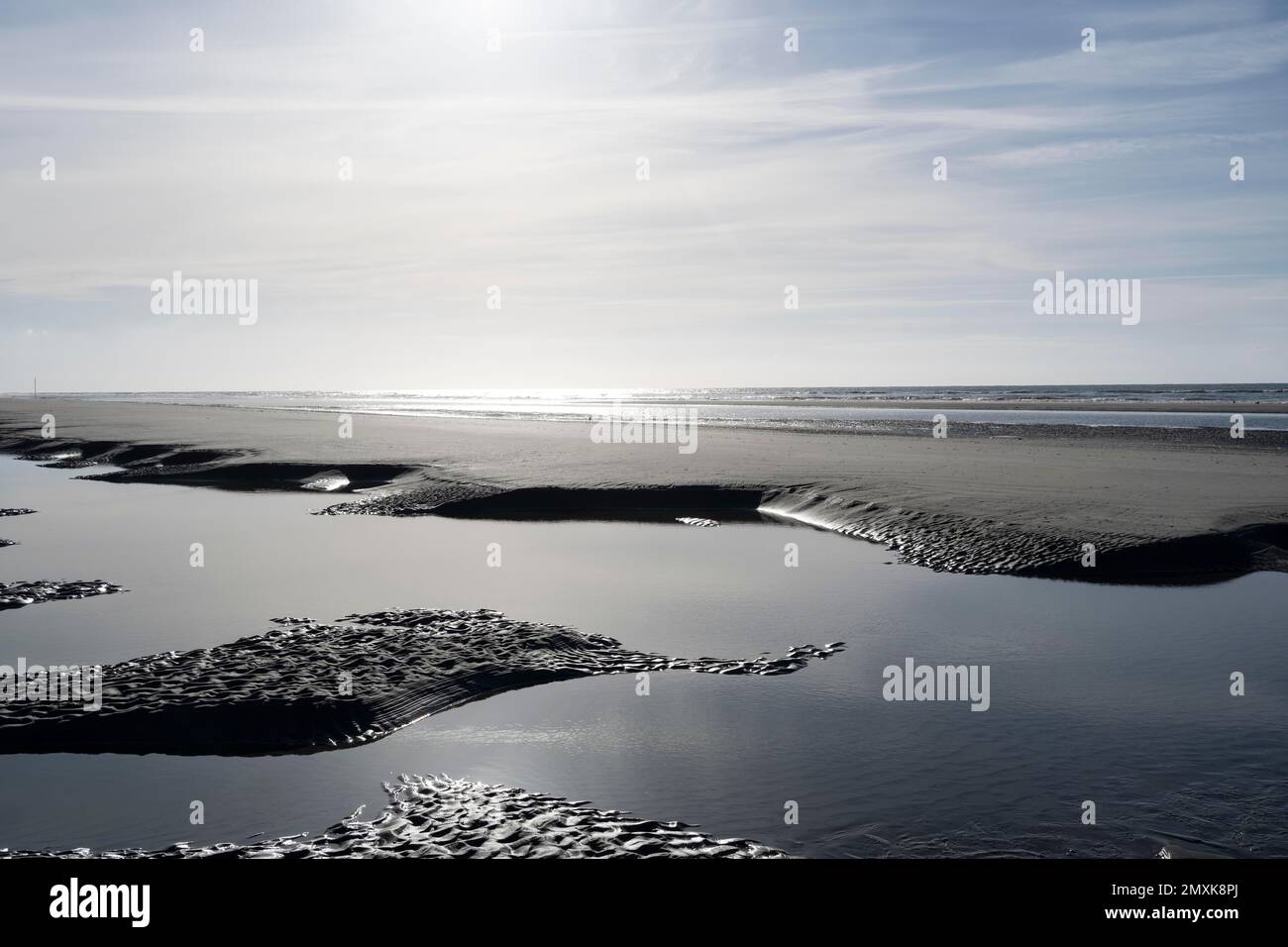 Playa de arena en marea baja con piscinas de marea, Isla Juist, Baja Sajonia Mar de Wadden, Mar del Norte, Frisia Oriental, Baja Sajonia, Alemania, Europa Foto de stock