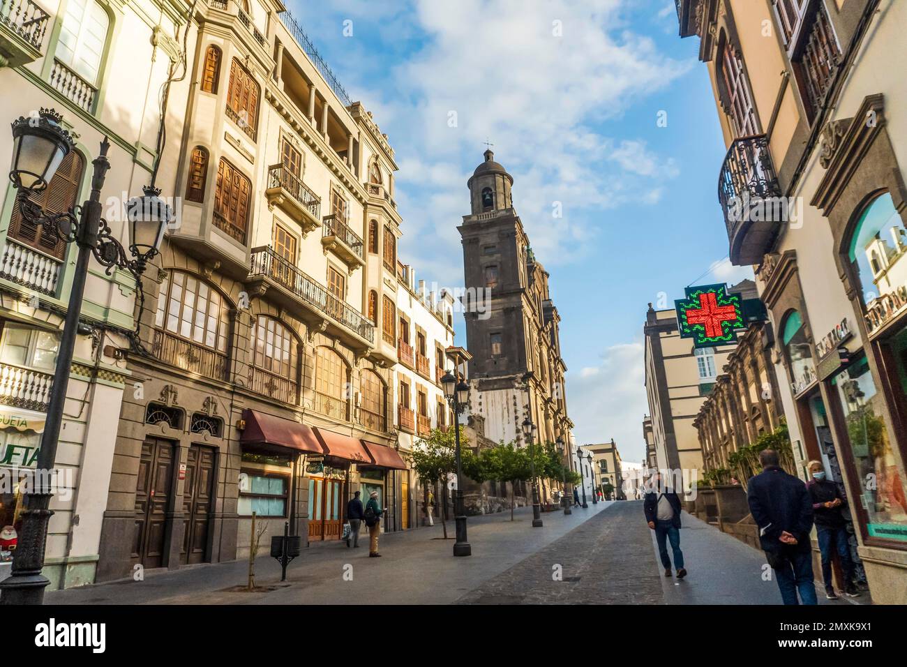 Las Palmas de Gran Canaria, España, 3 de diciembre de 2021: Calle histórica que conduce a la Catedral y Plaza de Santa Ana, Vegueta, Europa Foto de stock