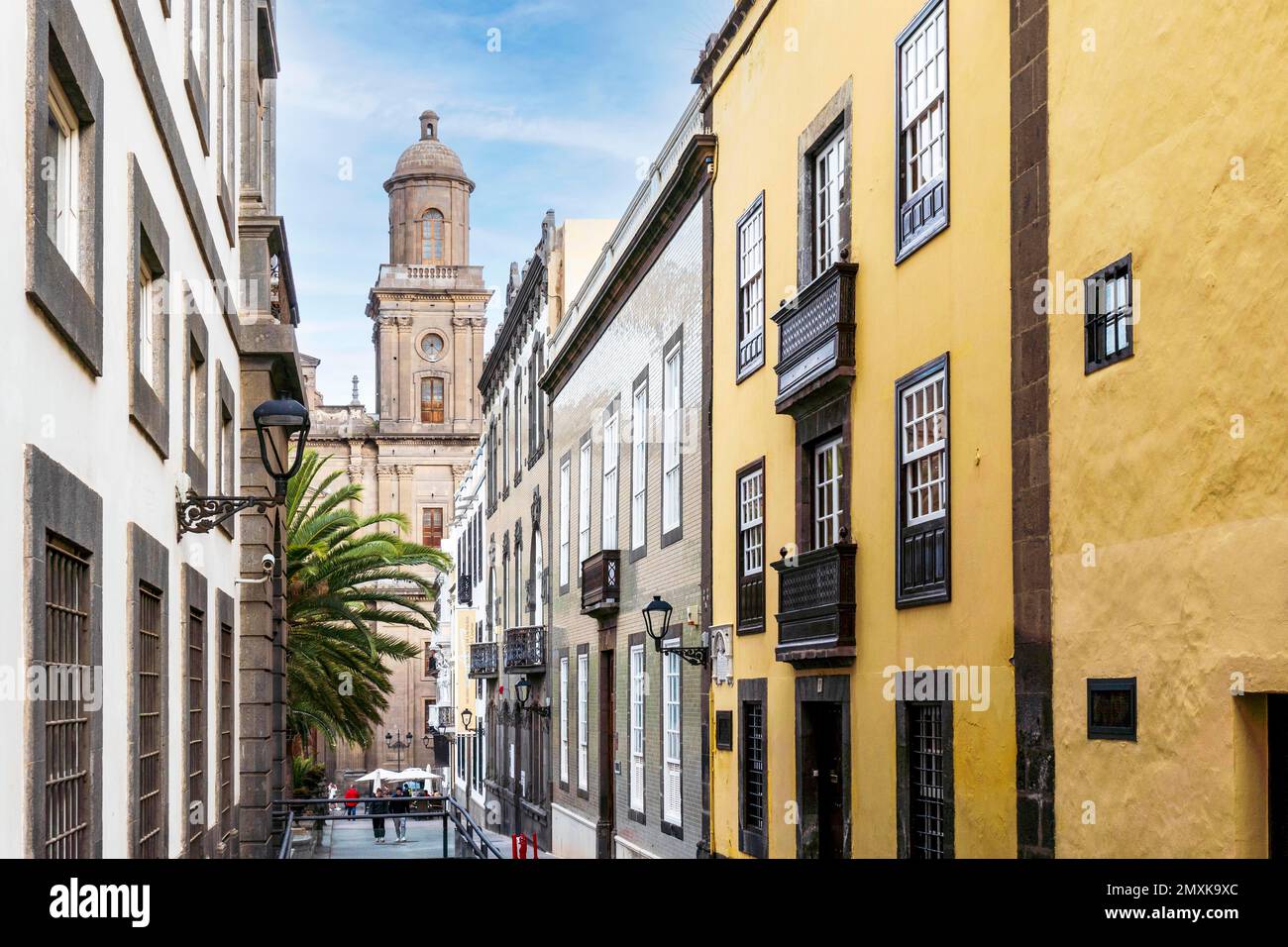 Calle histórica que conduce a la Catedral y Plaza de Santa Ana, Vegueta, Las Palmas de Gran Canaria, España, Europa Foto de stock