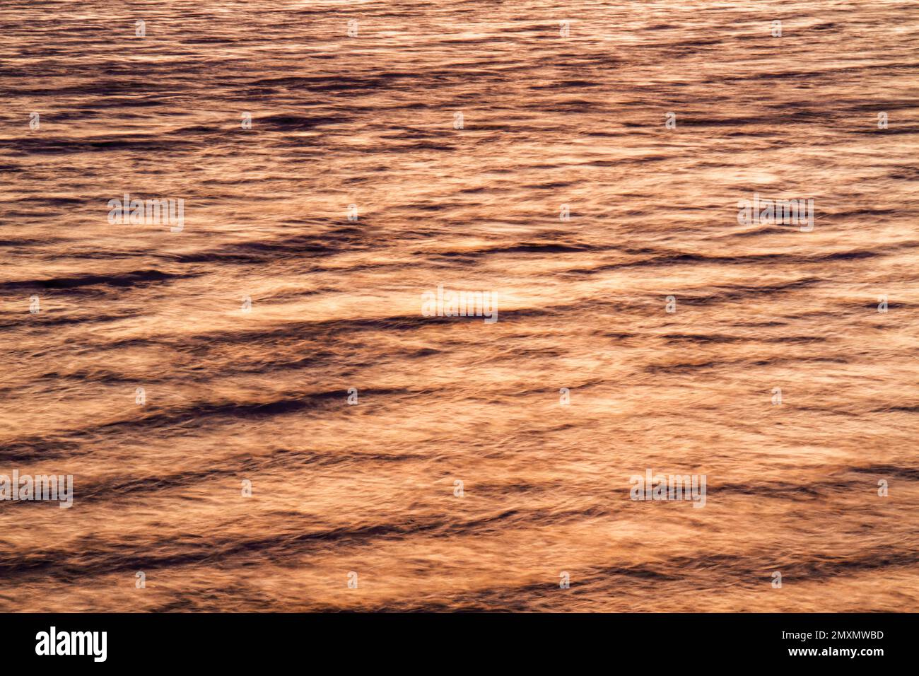 Reflejando la luz del atardecer en la superficie del agua (2014) Foto de stock