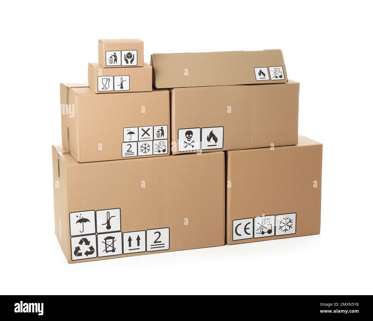 Cajas de cartón con diferentes símbolos de embalaje sobre fondo blanco.  Entrega de paquetes Fotografía de stock - Alamy