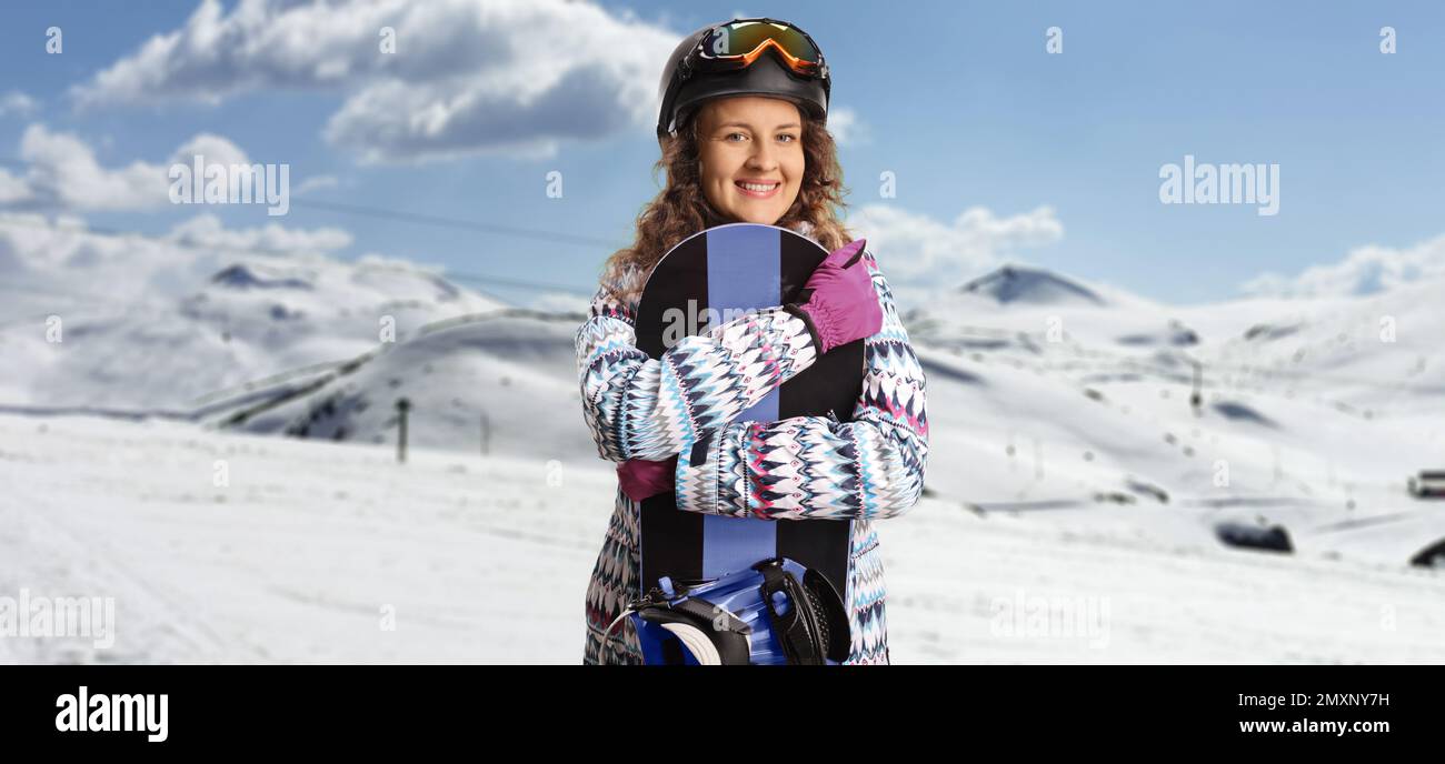 Chico en casco, gafas y rodilleras snowboard en nieve, vista delantera  Fotografía de stock - Alamy