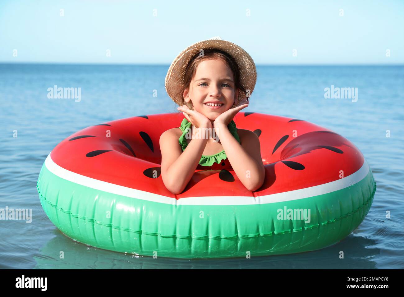 Niño pequeño lindo con el anillo inflable en el mar en día soleado.  Vacaciones en la playa Fotografía de stock - Alamy