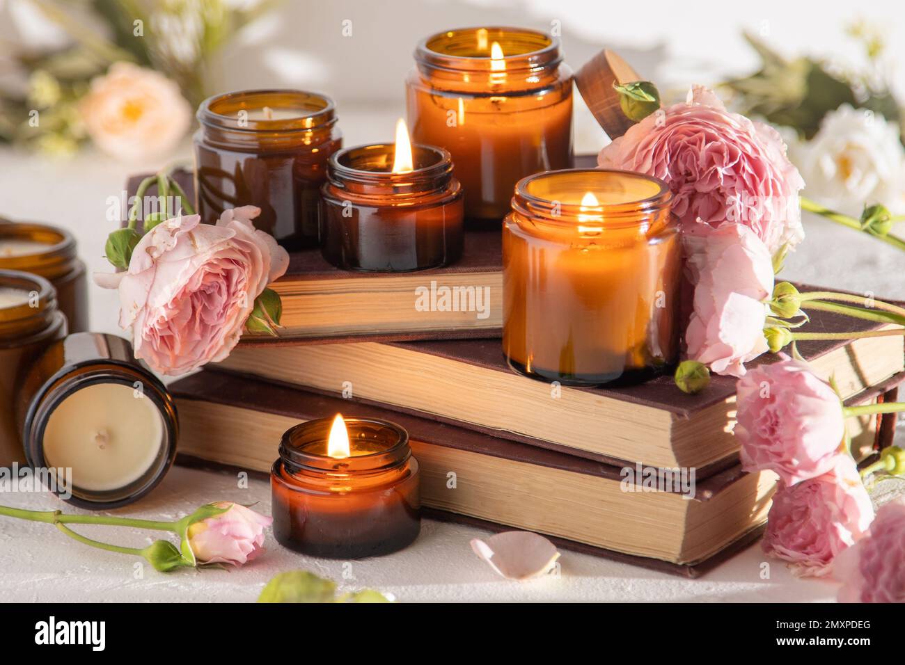 Un juego de velas aromáticas diferentes en tarros de vidrio marrón. Vela  hecha a mano perfumada. Las velas de soja se queman en un frasco.  Aromaterapia y relajarse en el spa y