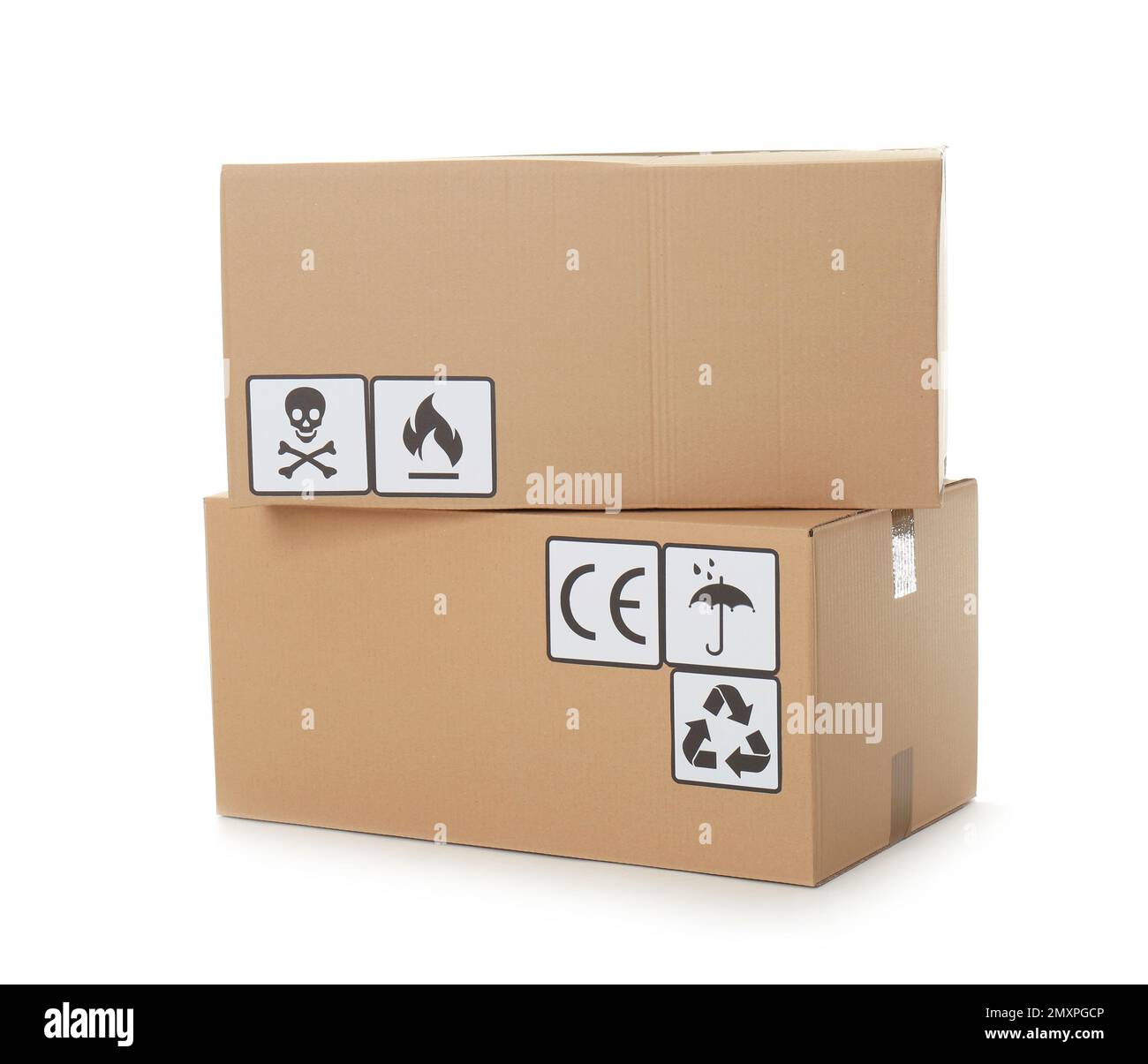 Entrega de paquetes. Cajas de cartón con diferentes símbolos de embalaje  sobre fondo blanco Fotografía de stock - Alamy