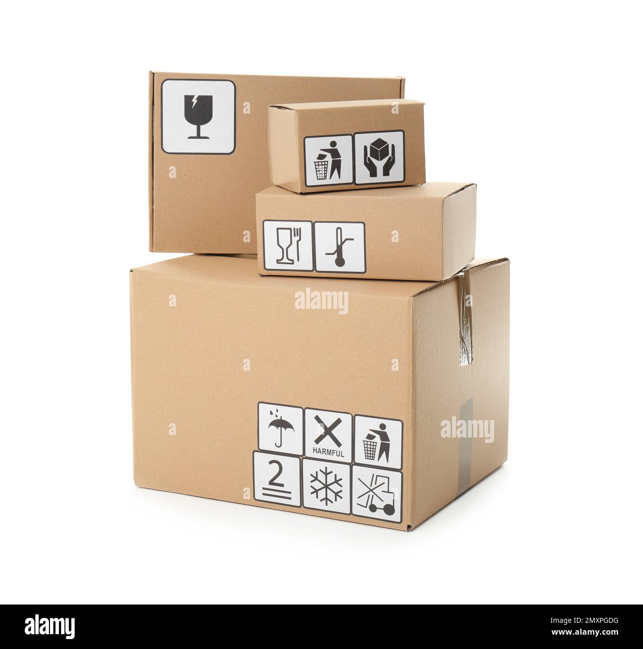 Cajas de cartón con diferentes símbolos de embalaje sobre fondo blanco.  Entrega de paquetes Fotografía de stock - Alamy