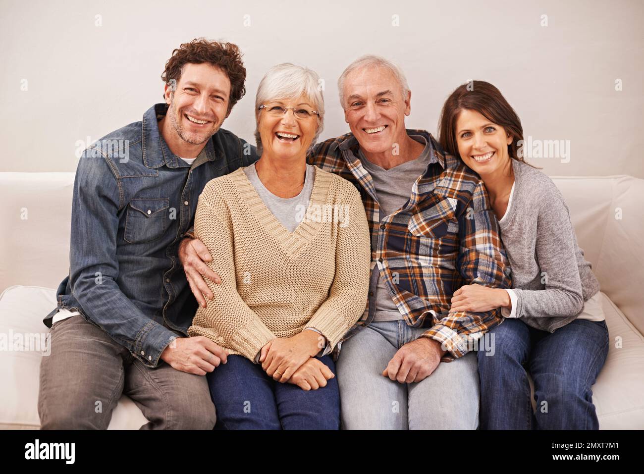 Visitando a los suegros. Un retrato de padres maduros felices sentados con  sus hijos adultos en casa Fotografía de stock - Alamy