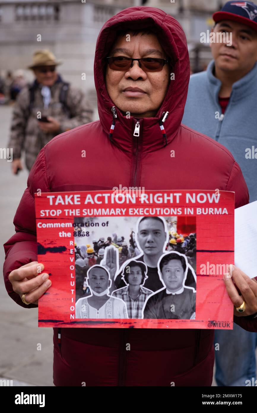 Un manifestante birmano sostiene una pancarta en la Plaza Trafalgar de Londres para conmemorar el dos aniversario de un golpe militar en Myanmar. Protesta, Londres 23 de enero Foto de stock