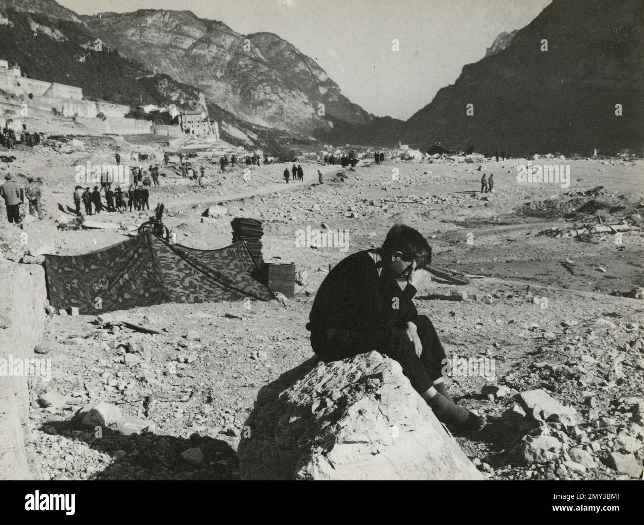 Gente después del desastre de la presa de Vajont, Italia 1963 Foto de stock