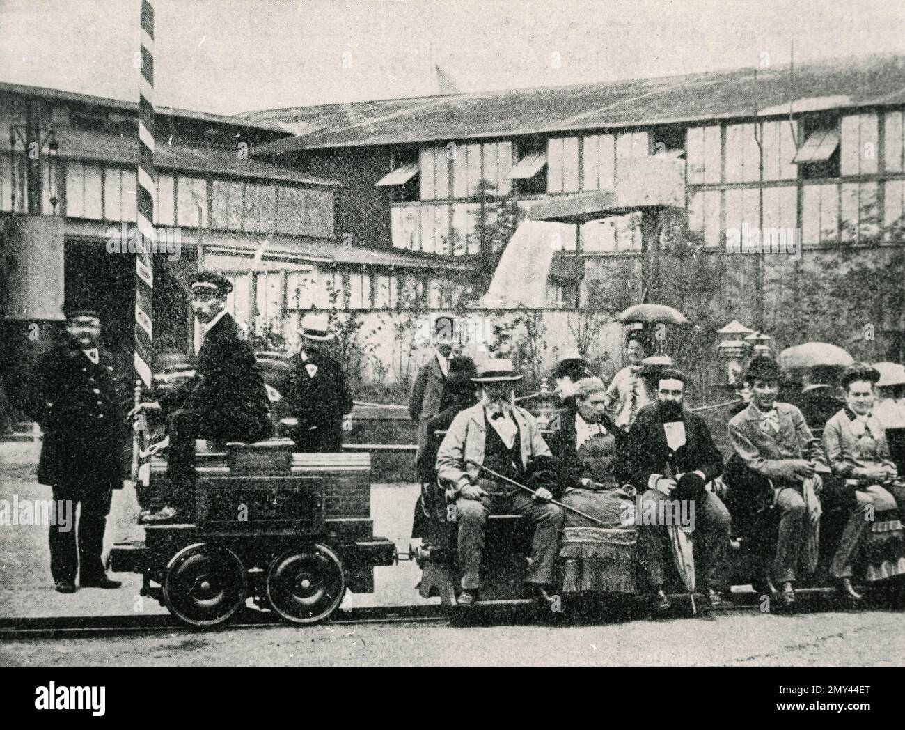 El primer ferrocarril eléctrico construido por Werner Siemens, Berlín, Alemania 1879 Foto de stock