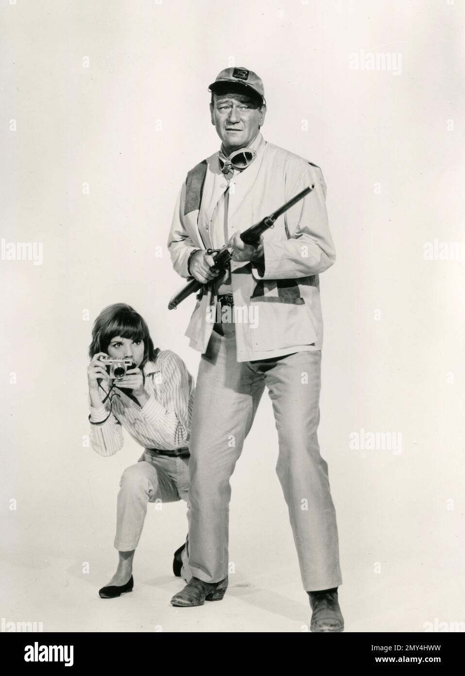 El actor estadounidense John Wayne y la actriz italiana Elsa Martinelli en la película Hatari!, 1962 Foto de stock